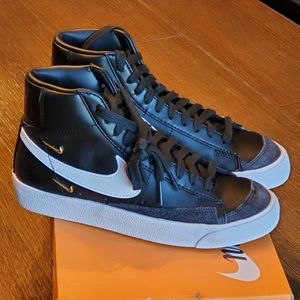 Women's Nike Blazer Mid 77 SE Brand New in box color black and white Size 5